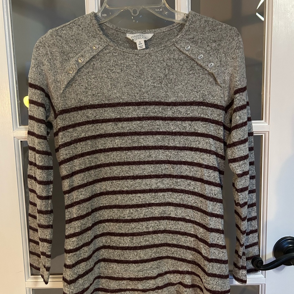 Market & Spruce Heather Gray & Burgundy Sweater
